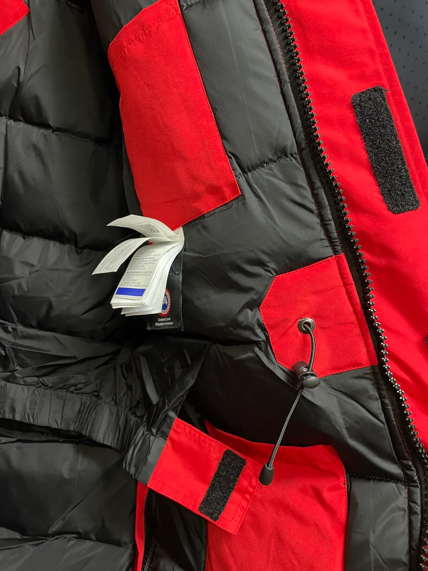P1060 CANADA GOOES 🇨🇦ⒿⓅⓈ manufactures 10 models of snow curse men and women couples. Factory direct supply: supplying global purchasing agents, micro-business, entities, Tmall, high-end stalls and studio cooperation, free shipping! There are 10 types of Canada Goose Snow Mantra parkas for men and women, the Rolls-Royce of down jackets. ➖ Industry-leading anti-counterfeiting chip sensing. ➖ Imported Behringer embroidery machines and customized embroidery labels, the highest level and industry leading. ➖ Imported Korean 21-count polyester-cotton blended original fabric, TC85 waterproof coated fabric, water-repellent, windproof and wear-resistant. ➖ The new national standard 90 white duck down has an average down filling of 300 grams. The amount of down filling is industry-leading. ➖ 100% nylon lining with double double-layer sealing design to prevent velvet running, and seamless thread design on the cuffs! ➖ Yoshida YKK provides original factory-customized electroplated sliders. YKK two-way lockable zippers are tight and smooth and do not peel off paint. ➖ 3M composite Velcro is durable and the accessories and hardware are all custom-made. Note: Our copywriting is only simple and clear. Instead of bragging about the copywriting, it is better to compare and understand with samples. Only for the purest goose, the most dedicated, the most professional, the highest quality, the highest cost performance! SIZE:XS-XXL [with size chart]